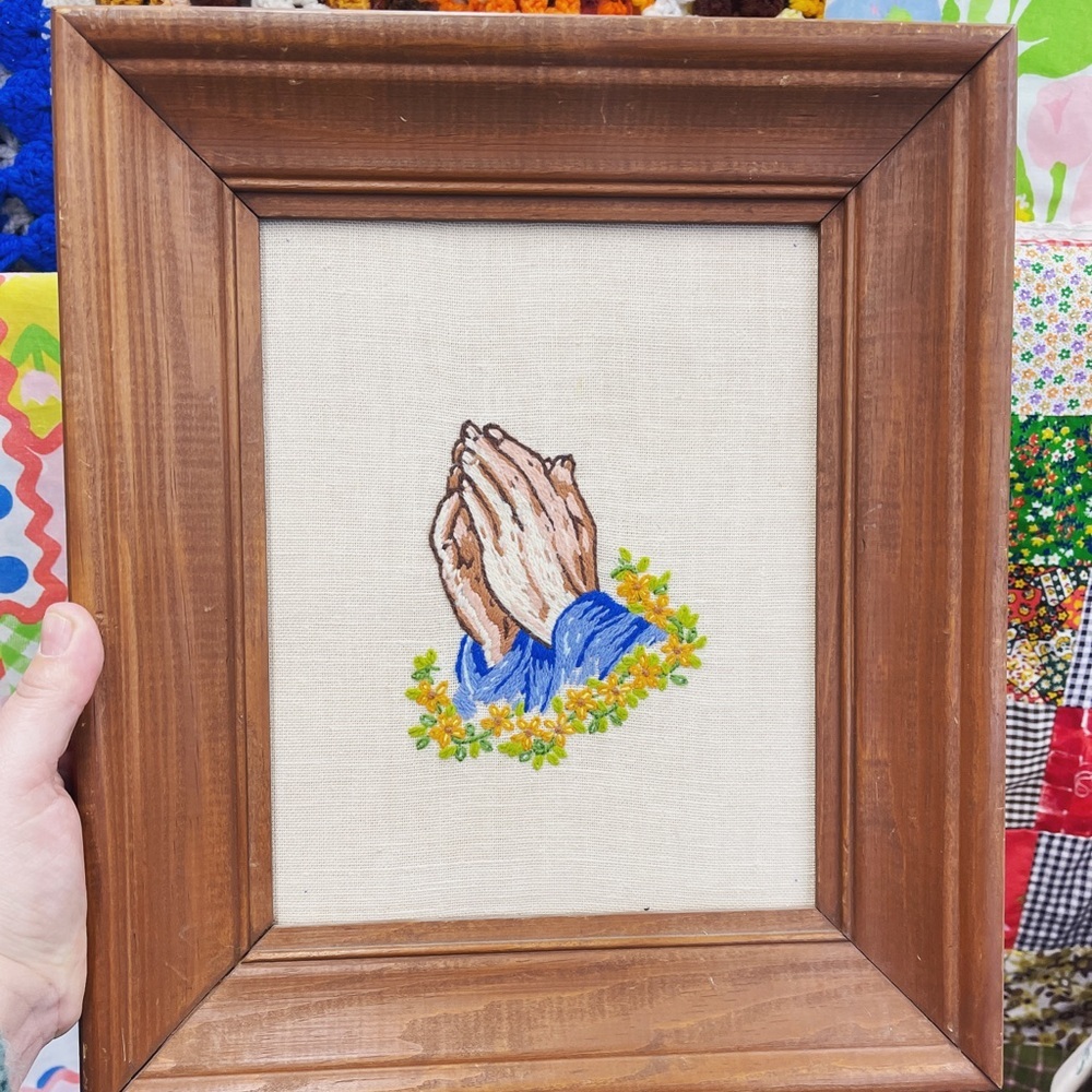 🍄SOLD🍄 VINTAGE Easter prayer hands framed crewel - Picture 2 of 2